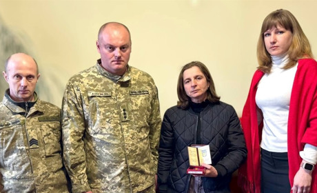 Матері загиблого захисника з Барської громади Юрія Шерстюка передали державну нагороду