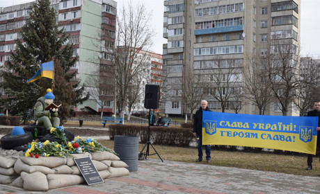 Герої не вмирають, доки пам’ять про них живе: нетішинці вшанували Небесну Сотню (фоторепортаж)