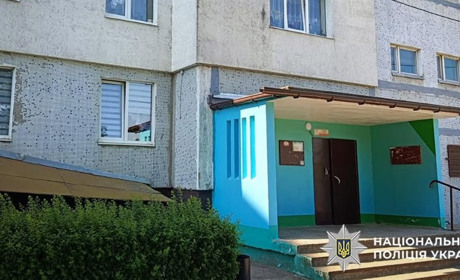 У Нетішині чоловік поранив ножем сусідку у під’їзді багатоповерхівки