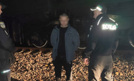 Зливали дизпаливо з теплотягів: на Чернігівщині затримали двох співробітників залізниці