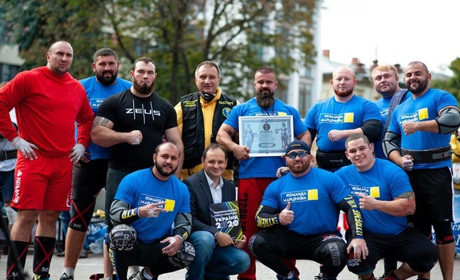 Найсильніший українець родом з Херсонщини встановив рекорд. Разом із командою тягнув 9 автобусів