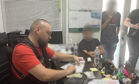 Поліцейські на гарячому викрили шахрая по оформленню документів моряка (відео)