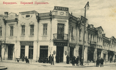 В центрі окупованого Бердянська руйнується історична будівля будинку культури