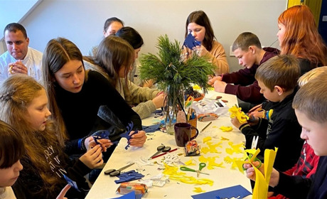 У Львові для дітей з Торецька провели майстер-клас з витинанки