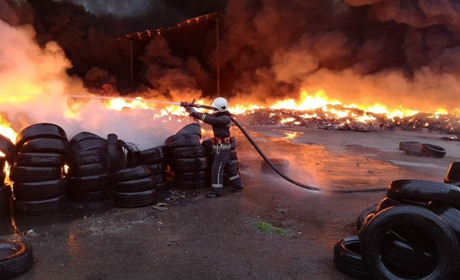 На вихідних на Фастівщині сталася масштабна пожежа: горіли тисячі шин