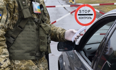 Деяким чоловікам дозволили виїжджати за кордон: хто має на це право