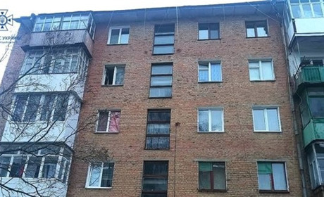 Ледь не загинув у пожежі через паління — у Звягелі вогнеборці врятували чоловіка