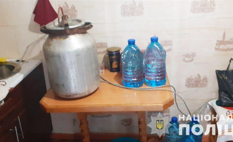 У жительки Вараша поліцейські вилучили 27 літрів самогону