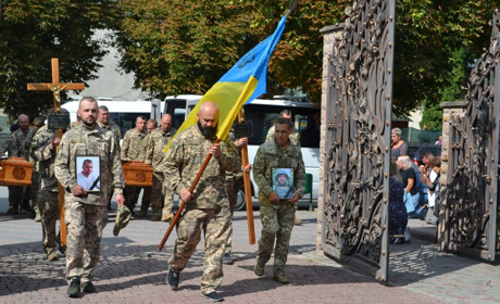 Чортків’яни зустріли траурний кортеж із тілами двох загиблих воїнів