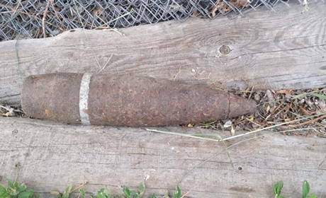 У Сватовому чоловік косив траву і знайшов артилерійський снаряд