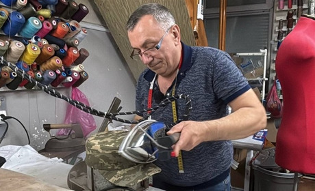 Від перших показів мод у Дрогобичі до військової форми: 40 років роботи кравця Ігоря Горичка