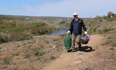Від скла до стихійного звалища: як південноукраїнці у суботу прибирали схили Південного Бугу