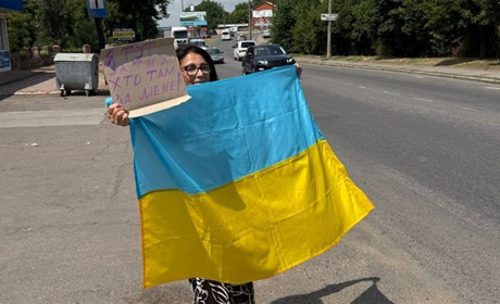 Я просто стояла з прапором на одній із центральних вулиць Первомайська