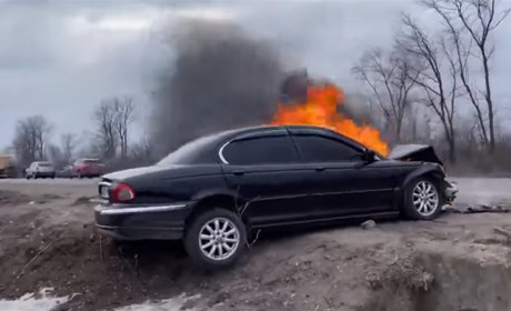 Біля Южноукраїнська загорівся автомобіль внаслідок ДТП. Ймовірно водій був напідпитку. Відео