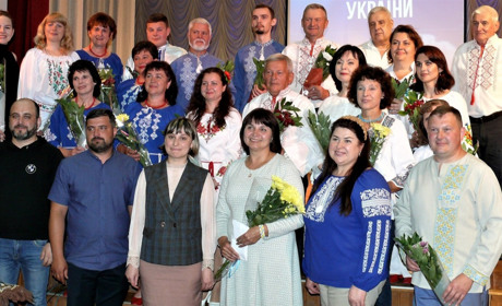 Білопільські та куянівські аматори сцени відзначали День Конституції та збирали кошти для ЗСУ