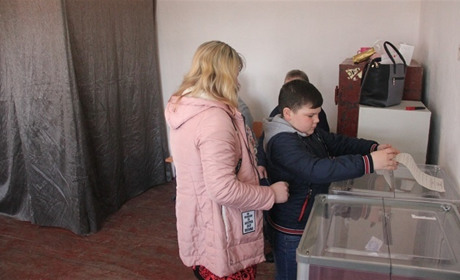 У Рівнинному виборча комісія працює у спартанських умовах