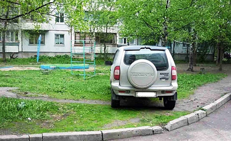 У Нетішині за паркування на газонах покарали чотирьох водіїв
