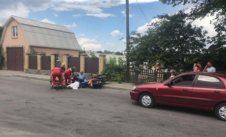 Не жартуйте зі швидкістю: скутер зіткнувся з автомобілем на швидкості