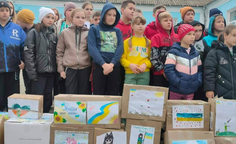 Учні Івановецкої школи зібрали 5 тис грн та подарунки для військових
