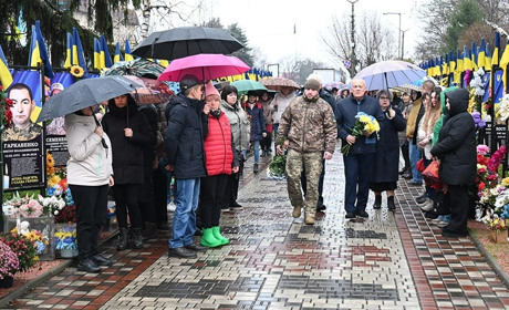 День Гідності та Свободи в Кагарлику: рідним шести полеглих воїнів вручили посмертні відзнаки Героїв