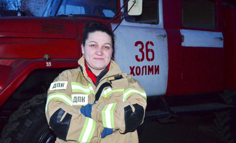 Жінка-вогнеборка. У Холмах водійкою місцевої пожежної охорони працює 35-річна Вероніка Ворона