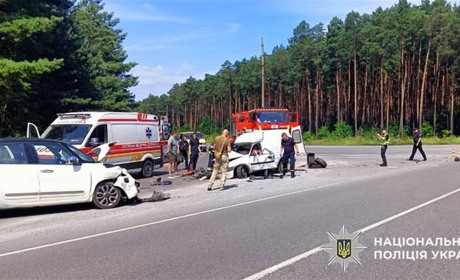 У Славуті поліцейські встановлюють обставини ДТП, в якій травмувалося двоє людей