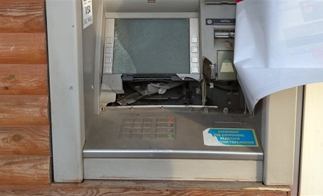 У Калинівці  в центрі міста пограбували банкомата