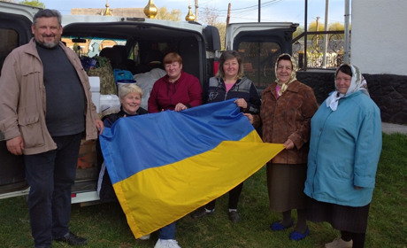 Церковна громада на чолі з священником від початку війни возить гуманітарну допомогу на передову