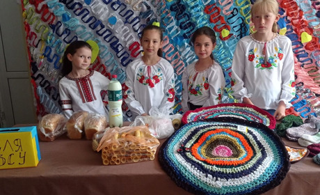 На Глухівщині відбувся концерт-ярмарок, де збирали гроші для ЗСУ. Виступили діти наших захисників