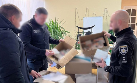 Поліція Хмельниччини припинила діяльність злочинної групи з контрабанди ліків