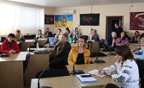 Рідні військовополонених шукали відповіді на зустрічі з владою