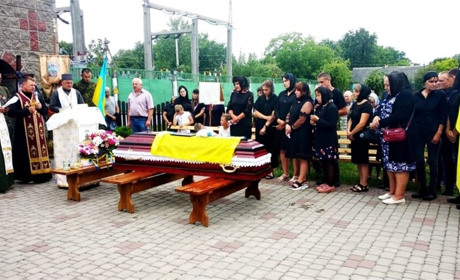 Рафалівка сьогодні прощалася із загиблим на війні проти держави-терориста воїном Сергієм Кравцем