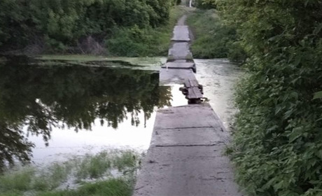 Місцеві байкери розбили вщент місток через річку в селі Самарське