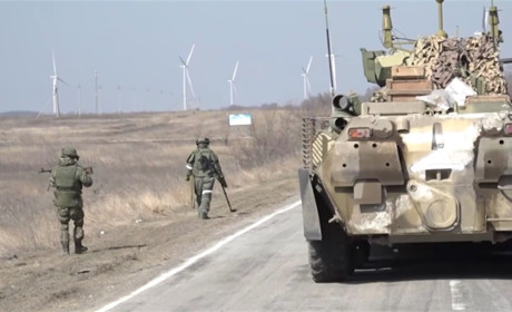 Окупанти «ремонтують» дороги, збудовані Україною