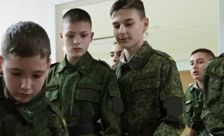 Окупанти вербують дітей з окупованої Херсонщини в мілітарні табори