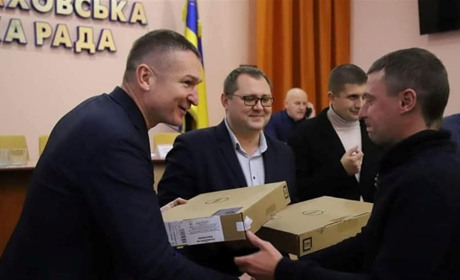 Учителям привезли ноутбуки