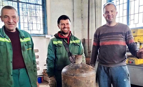 Рокитнівські енергетики виготовляють буржуйки для ЗСУ