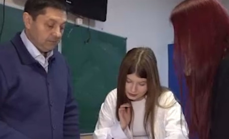 В окупованому Мелітополі дітей навчають збирати дрони на уроках російської пропаганди