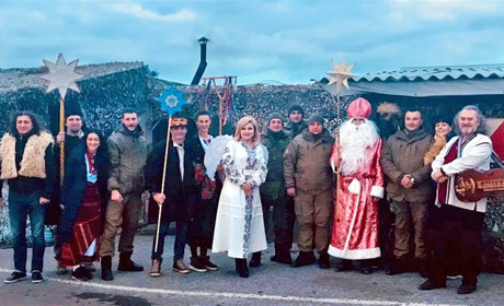 Киевские артисты привезли торецким детям концерт-представление и поколядовали на блокпосту