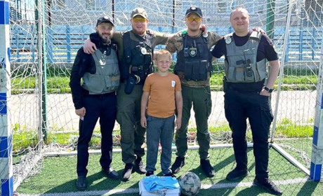 Переяславські поліцейські подарували хлопчику з Бородянки спортивне взуття та одяг