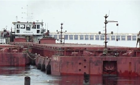 Біля Нової Каховки баржа наскочила на бетонні стовпи