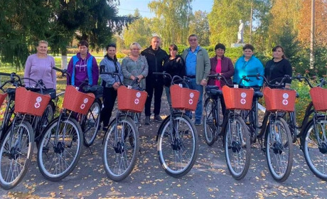 Ворожбянські соцробітниці обслуговують підопічних на нових електровелосипедах