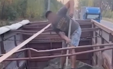 У Сарненському районі водій через перегруз скинув 19 тонн вантажу