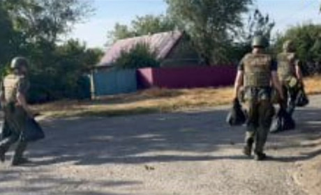 Росіяни спробували роздати гуманітарку в Любимівці: селяни не відкривали ні воріт, ні хвірток