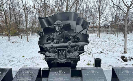 У Цибулевому мати загиблого захисника Івана Губаля встановила Стелу Пам’яті за власний кошт