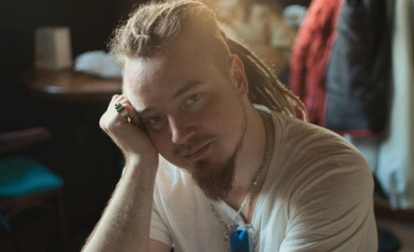 Колишній журналіст зі Звягеля Данило Завгородній монтує серіали для "2+2" і вивчився на кінорежисера