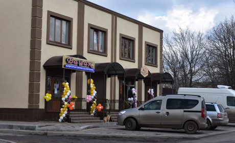 Фото дня: в Нижніх Сірогозах відкрили магазини ковбас і солодощів 