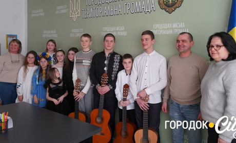 Концерт-реквієм до річниці великої війни. Вихованці Городоцької музичної школи виступили у міськраді