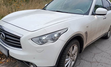 На блок посту у Шостці зупинили автомобіль Infiniti, що перебував у розшуку