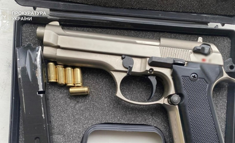 Житель Шепетівщини переробляв стартові пістолети у вогнепальну зброю